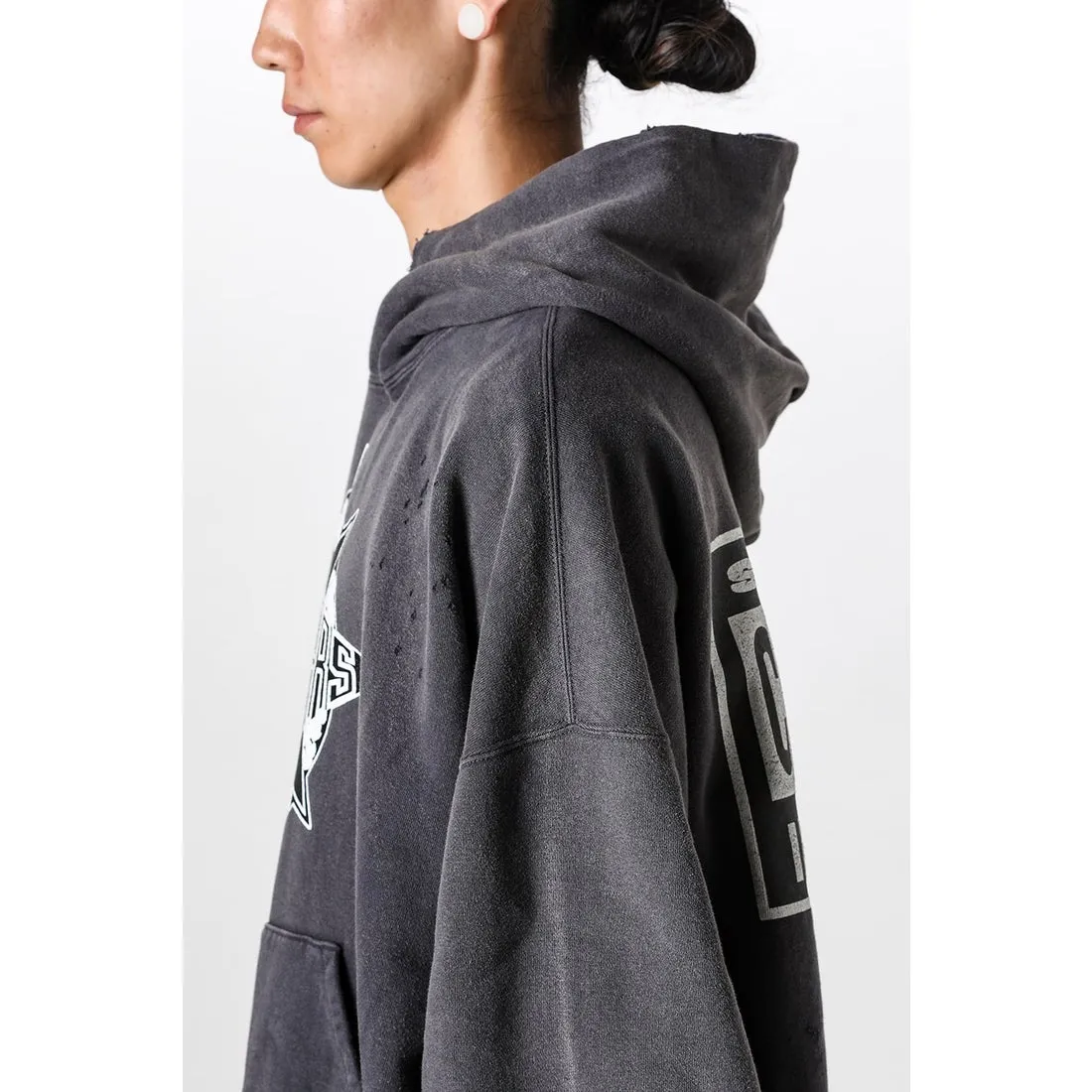 DENIM TEARS x SAINT Mxxxxxx SAINT TEARS Hoodie/BLK Five-pointed star cotton hole-in-the-dark distressed hoodie, washed black S-XL Assute dyeing, whole piece sprayed with horse fade/horse weight, co-branded main mark/cotton wash mark/cherub mark, many hanging holes on the front and rear panels, the original version has the same loose fit